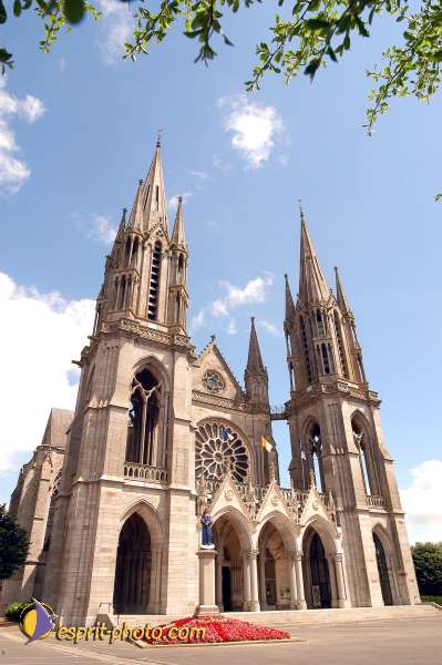 Nom de l'image : D1049720-01 — Description :  ND de l'Île Bouchard & ND de Pontmain (reportage pour la Vie)