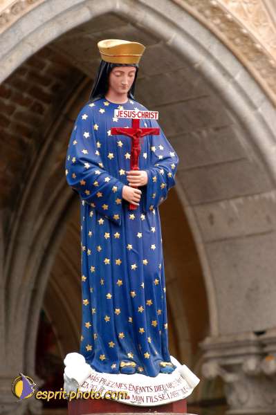 Nom de l'image : D1049738-01 — Description :  ND de l'Île Bouchard & ND de Pontmain (reportage pour la Vie)