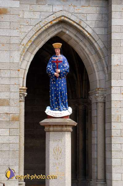 Nom de l'image : D1049748-01 — Description :  ND de l'Île Bouchard & ND de Pontmain (reportage pour la Vie)