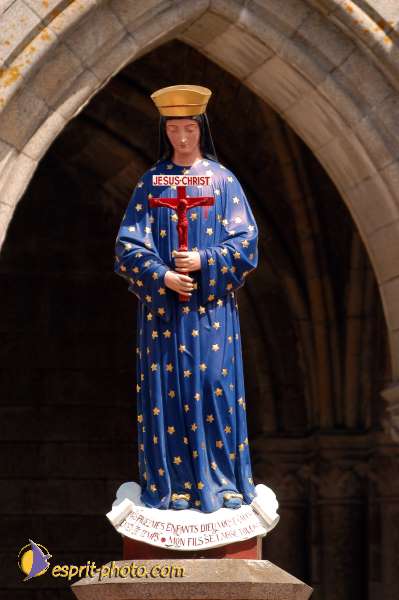 Nom de l'image : D1049756-01 — Description :  ND de l'Île Bouchard & ND de Pontmain (reportage pour la Vie)