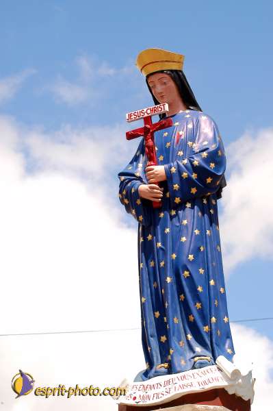 Nom de l'image : D1049801-01 — Description :  ND de l'Île Bouchard & ND de Pontmain (reportage pour la Vie)