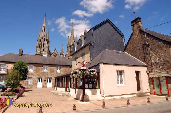 Nom de l'image : D1049922-01 — Description :  ND de l'Île Bouchard & ND de Pontmain (reportage pour la Vie)