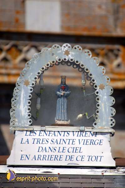 Nom de l'image : D1049927-01 — Description :  ND de l'Île Bouchard & ND de Pontmain (reportage pour la Vie)