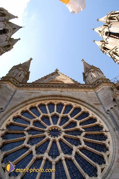 Nom de l'image : D1050035-01 — Description :  ND de l'Île Bouchard & ND de Pontmain (reportage pour la Vie)