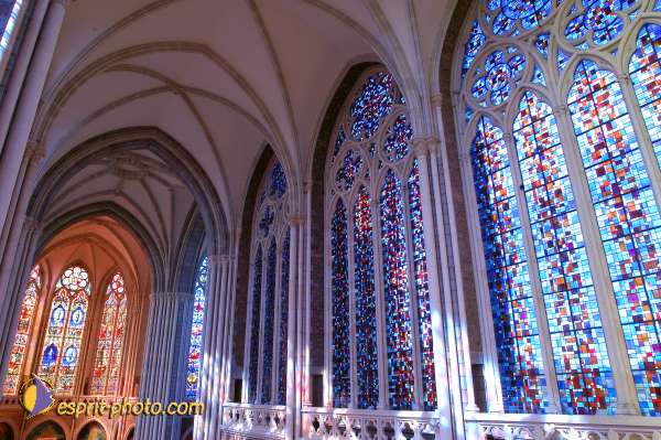 Nom de l'image : D1050048-01 — Description :  ND de l'Île Bouchard & ND de Pontmain (reportage pour la Vie)