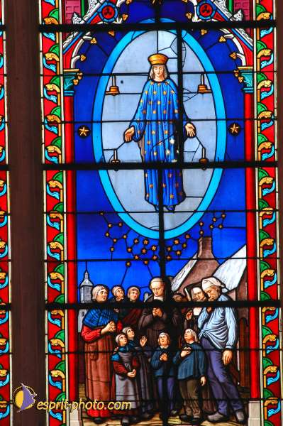 Nom de l'image : D1050063-01 — Description :  ND de l'Île Bouchard & ND de Pontmain (reportage pour la Vie)