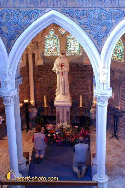 Nom de l'image : D1050116-01 — Description :  ND de l'Île Bouchard & ND de Pontmain (reportage pour la Vie)