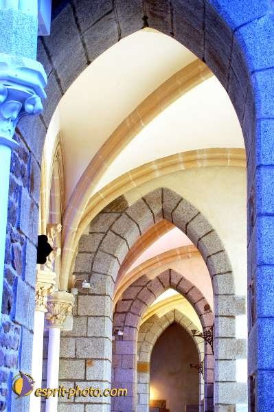 Nom de l'image : D1050160-02 — Description :  ND de l'Île Bouchard & ND de Pontmain (reportage pour la Vie)