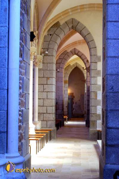 Nom de l'image : D1050163-01 — Description :  ND de l'Île Bouchard & ND de Pontmain (reportage pour la Vie)