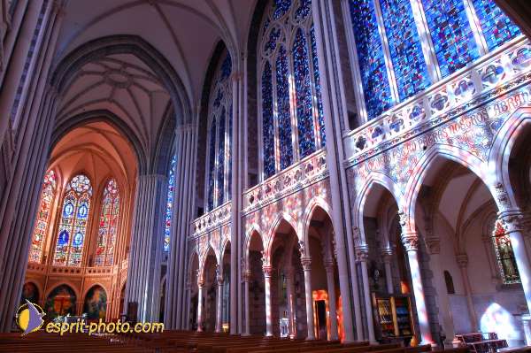 Nom de l'image : D1050172-01 — Description :  ND de l'Île Bouchard & ND de Pontmain (reportage pour la Vie)