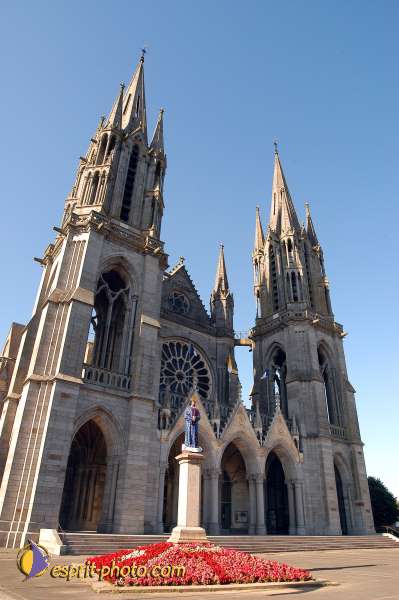 Nom de l'image : D1050184-01 — Description :  ND de l'Île Bouchard & ND de Pontmain (reportage pour la Vie)