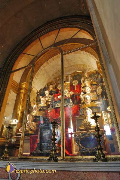 Nom de l'image : D1205022-1 — Description :  Mothersprayer - Portugal - construction of a new center