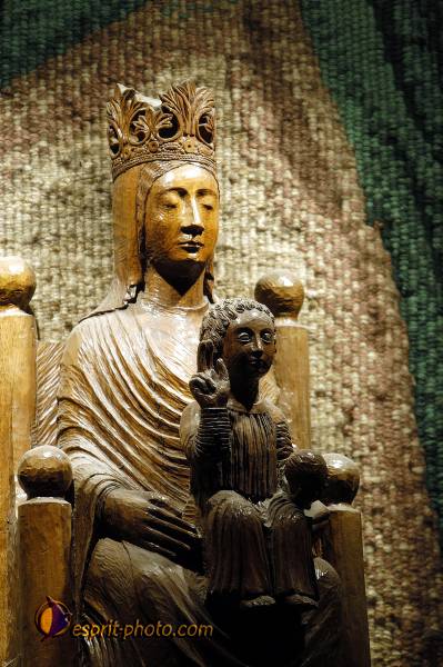 Nom de l'image : D1120635-nef-01 — Description :  Pèlerinage de Chartres 2004