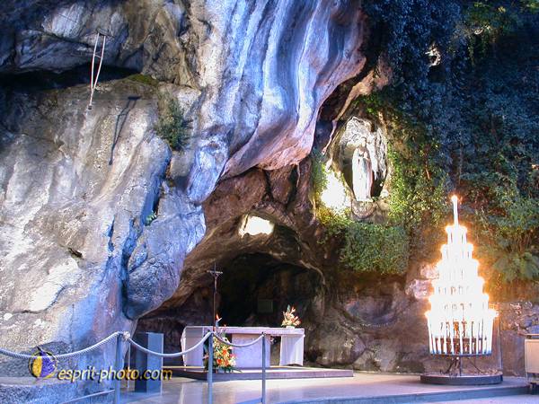 Nom de l'image : NJ003530 — Description :  Lourdes basilique et chemin de croix