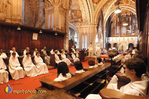 Nom de l'image : D1056110-nef-1 — Description :  Chemin Neuf - Abbaye d'Hautecombe - Festival de jeunes Chemin Ne