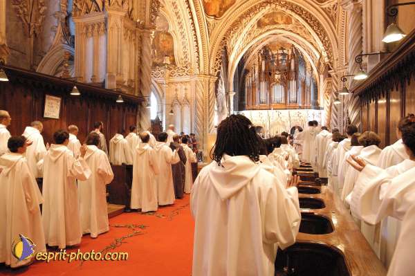 Nom de l'image : D1056113-nef-1 — Description :  Chemin Neuf - Abbaye d'Hautecombe - Festival de jeunes Chemin Ne