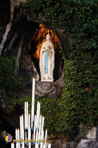 Nom de l'image : Vierge_Marie_Immaculee_Conception_D1162215-01 — Description :  Lourdes 2004 - Pèlerinage du Pape à Lourdes