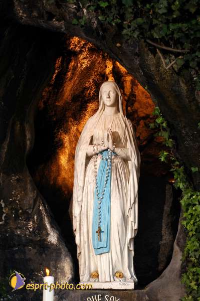 Nom de l'image : Vierge_Marie_Immaculee_Conception_D1162222-01 — Description :  Lourdes 2004 - Pèlerinage du Pape à Lourdes