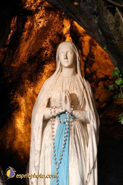 Nom de l'image : Vierge_Marie_Immaculee_Conception_D1162228-01 — Description :  Lourdes 2004 - Pèlerinage du Pape à Lourdes