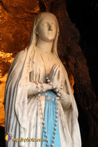 Nom de l'image : Vierge_Marie_Immaculee_Conception_D1162321-01 — Description :  Lourdes 2004 - Pèlerinage du Pape à Lourdes