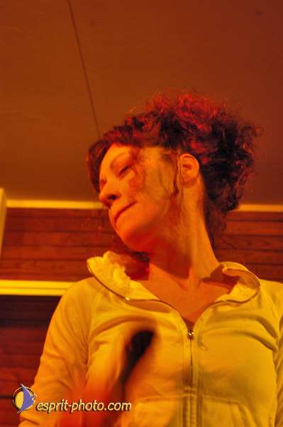 Nom de l'image : D1214722-1 — Description :  Clara Mill (sur la peniche) avec un Groupe de rock