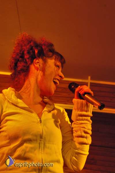 Nom de l'image : D1214735-1 — Description :  Clara Mill (sur la peniche) avec un Groupe de rock