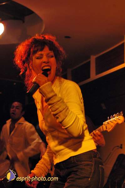 Nom de l'image : D1214752-1 — Description :  Clara Mill (sur la peniche) avec un Groupe de rock