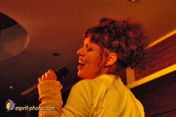 Nom de l'image : D1214757-1 — Description :  Clara Mill (sur la peniche) avec un Groupe de rock