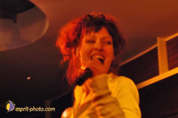 Nom de l'image : D1214768-1 — Description :  Clara Mill (sur la peniche) avec un Groupe de rock