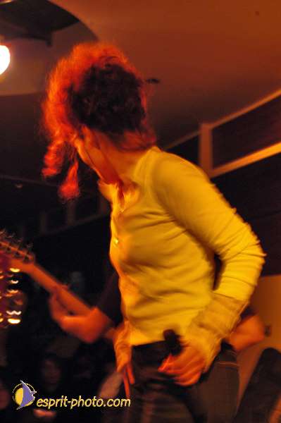 Nom de l'image : D1214781-1 — Description :  Clara Mill (sur la peniche) avec un Groupe de rock