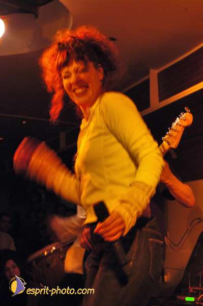 Nom de l'image : D1214793-1 — Description :  Clara Mill (sur la peniche) avec un Groupe de rock