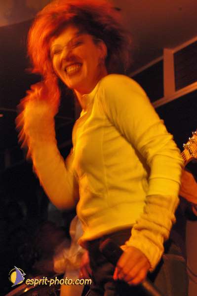 Nom de l'image : D1214794-1 — Description :  Clara Mill (sur la peniche) avec un Groupe de rock