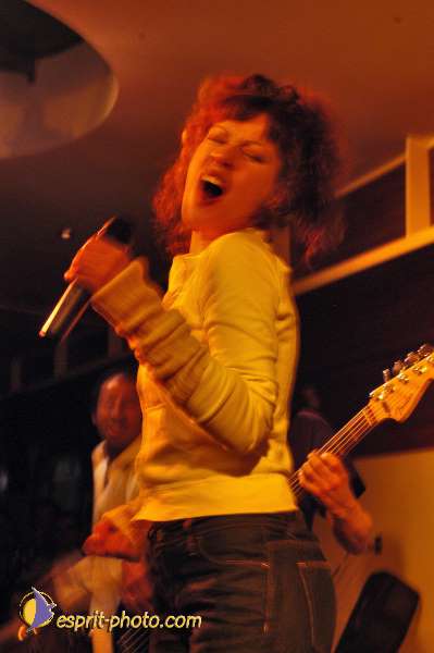 Nom de l'image : D1214803-1 — Description :  Clara Mill (sur la peniche) avec un Groupe de rock