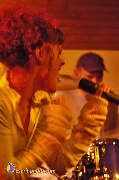 Nom de l'image : D1214849-1 — Description :  Clara Mill (sur la peniche) avec un Groupe de rock