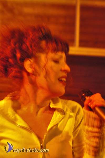 Nom de l'image : D1214863-1 — Description :  Clara Mill (sur la peniche) avec un Groupe de rock