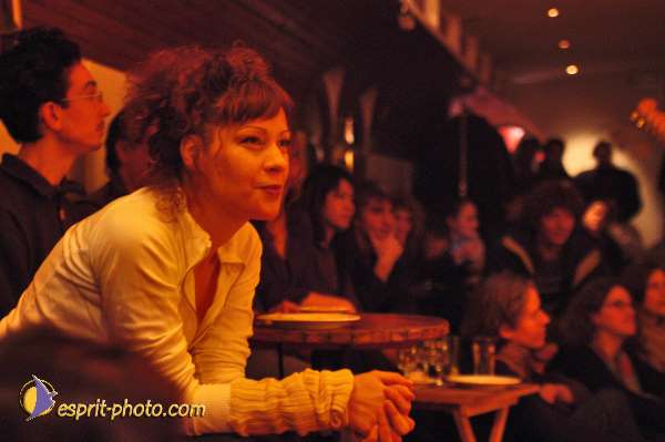 Nom de l'image : D1215009-1 — Description :  Clara Mill (sur la peniche) avec un Groupe de rock