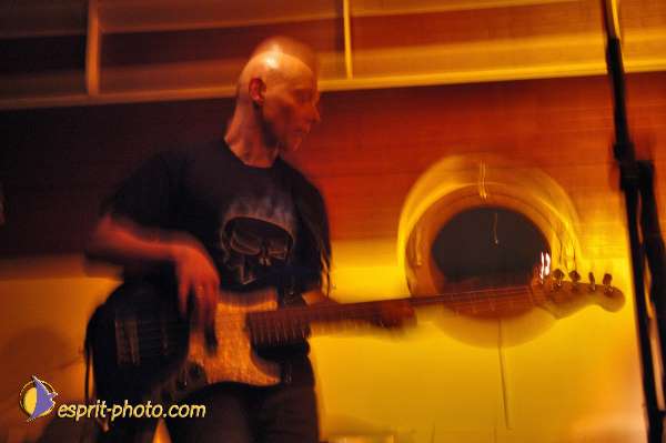 Nom de l'image : D1214555-1 — Description :  Clara Mill (sur la peniche) avec un Groupe de rock