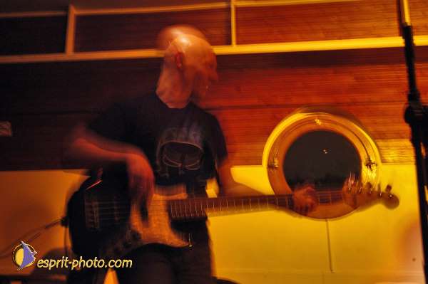 Nom de l'image : D1214562-1 — Description :  Clara Mill (sur la peniche) avec un Groupe de rock