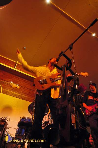 Nom de l'image : D1214569-1 — Description :  Clara Mill (sur la peniche) avec un Groupe de rock