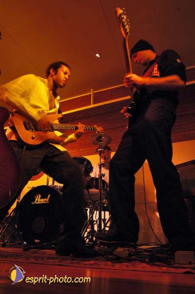 Nom de l'image : D1214577-1 — Description :  Clara Mill (sur la peniche) avec un Groupe de rock