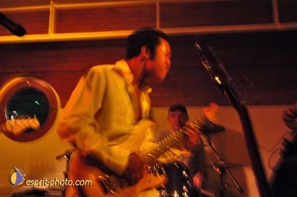 Nom de l'image : D1214582-1 — Description :  Clara Mill (sur la peniche) avec un Groupe de rock