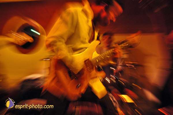 Nom de l'image : D1214585-1 — Description :  Clara Mill (sur la peniche) avec un Groupe de rock