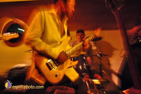 Nom de l'image : D1214587-1 — Description :  Clara Mill (sur la peniche) avec un Groupe de rock