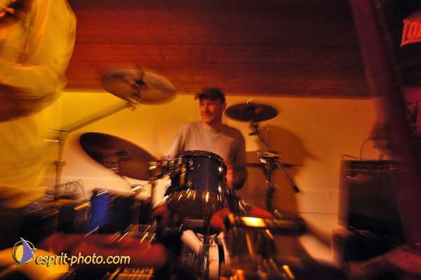 Nom de l'image : D1214594-1 — Description :  Clara Mill (sur la peniche) avec un Groupe de rock