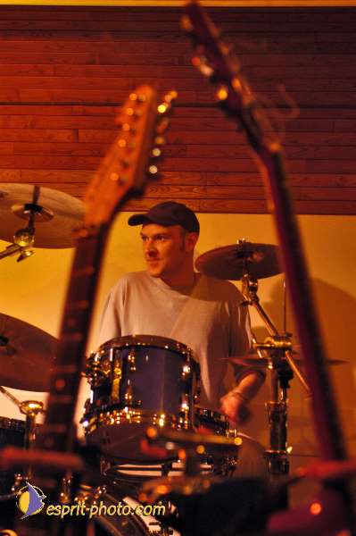 Nom de l'image : D1214618-1 — Description :  Clara Mill (sur la peniche) avec un Groupe de rock