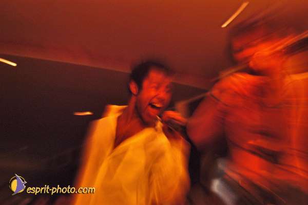 Nom de l'image : D1214649-1 — Description :  Clara Mill (sur la peniche) avec un Groupe de rock