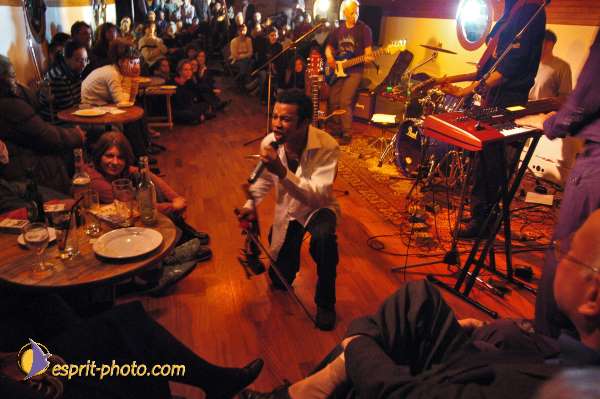 Nom de l'image : D1214672-1 — Description :  Clara Mill (sur la peniche) avec un Groupe de rock