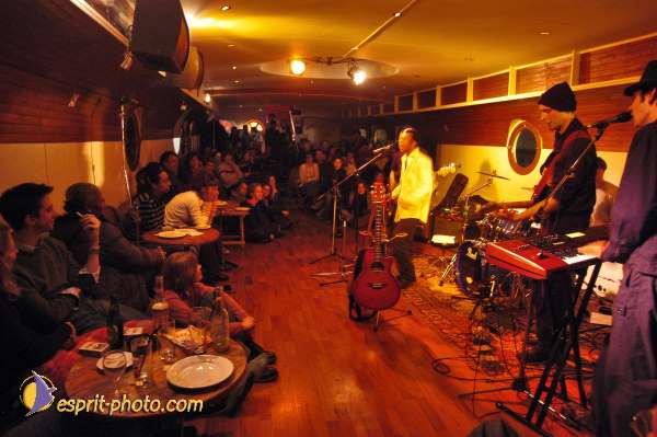 Nom de l'image : D1214686-1 — Description :  Clara Mill (sur la peniche) avec un Groupe de rock
