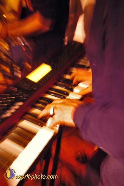 Nom de l'image : D1214689-1 — Description :  Clara Mill (sur la peniche) avec un Groupe de rock