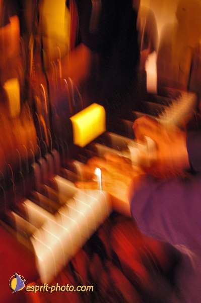 Nom de l'image : D1214703-1 — Description :  Clara Mill (sur la peniche) avec un Groupe de rock